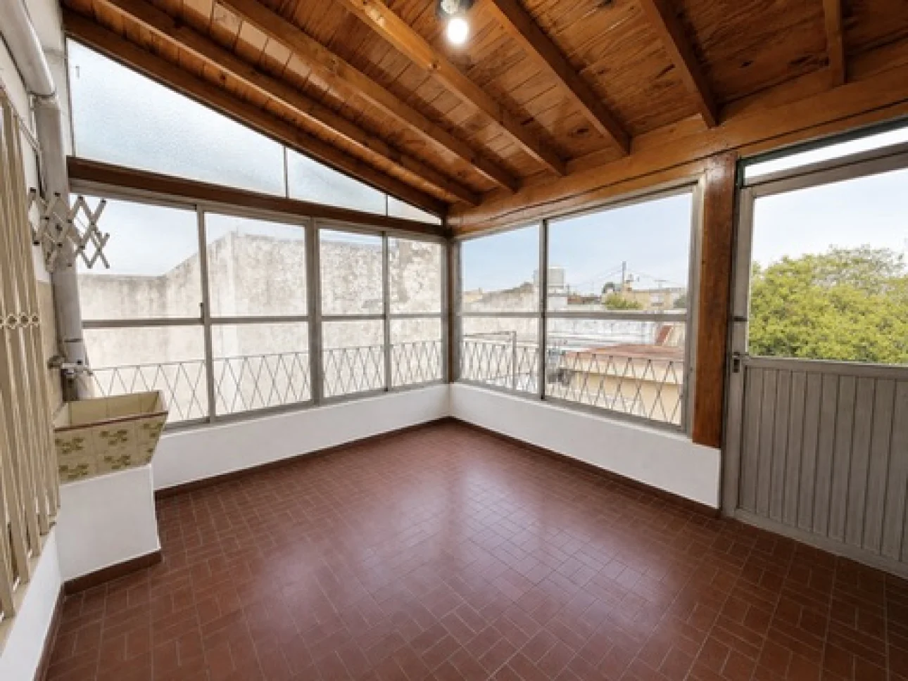 Departamento de 3 ambientes con galeria y balcon