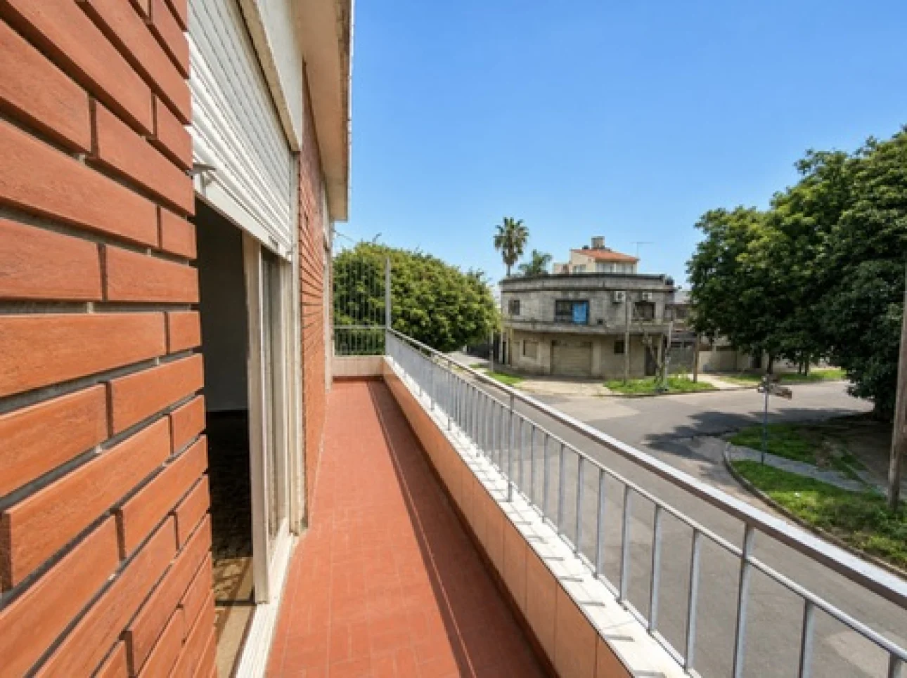 Departamento de 3 ambientes con galeria y balcon