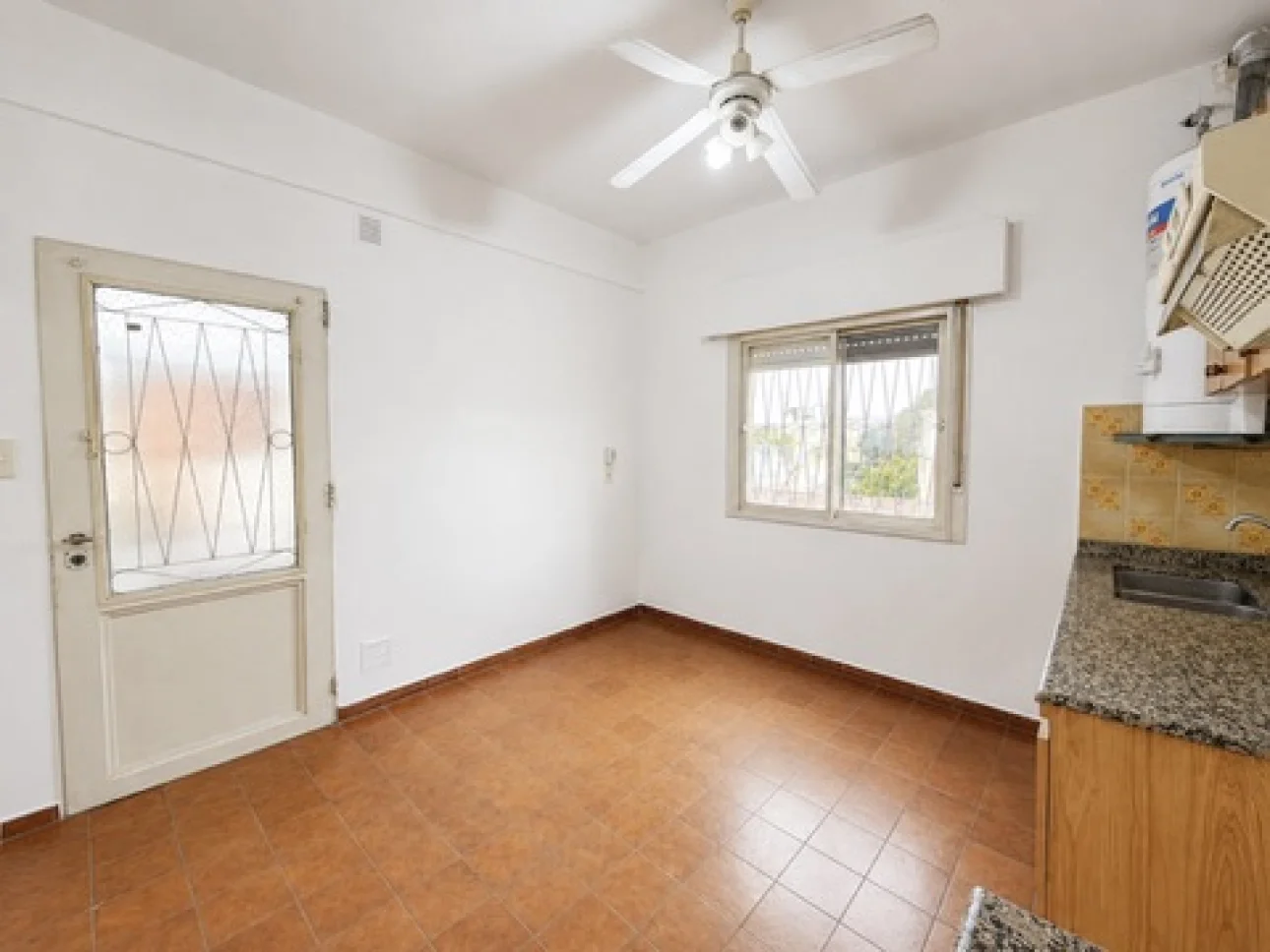 Departamento de 3 ambientes con galeria y balcon
