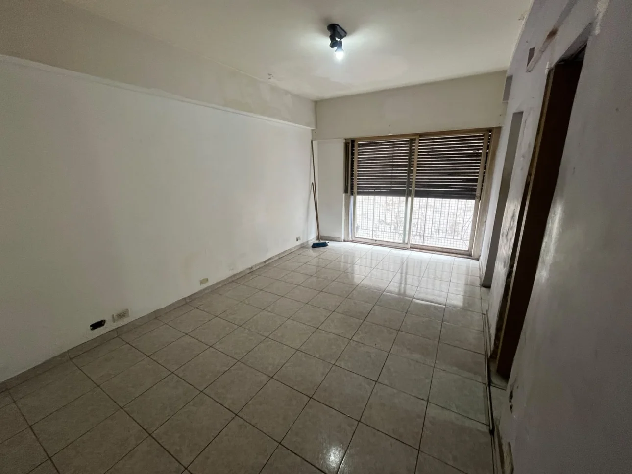 DEPARTAMENTO DE 1 AMBIENTE AMPLIO MUY BIEN UBICADO