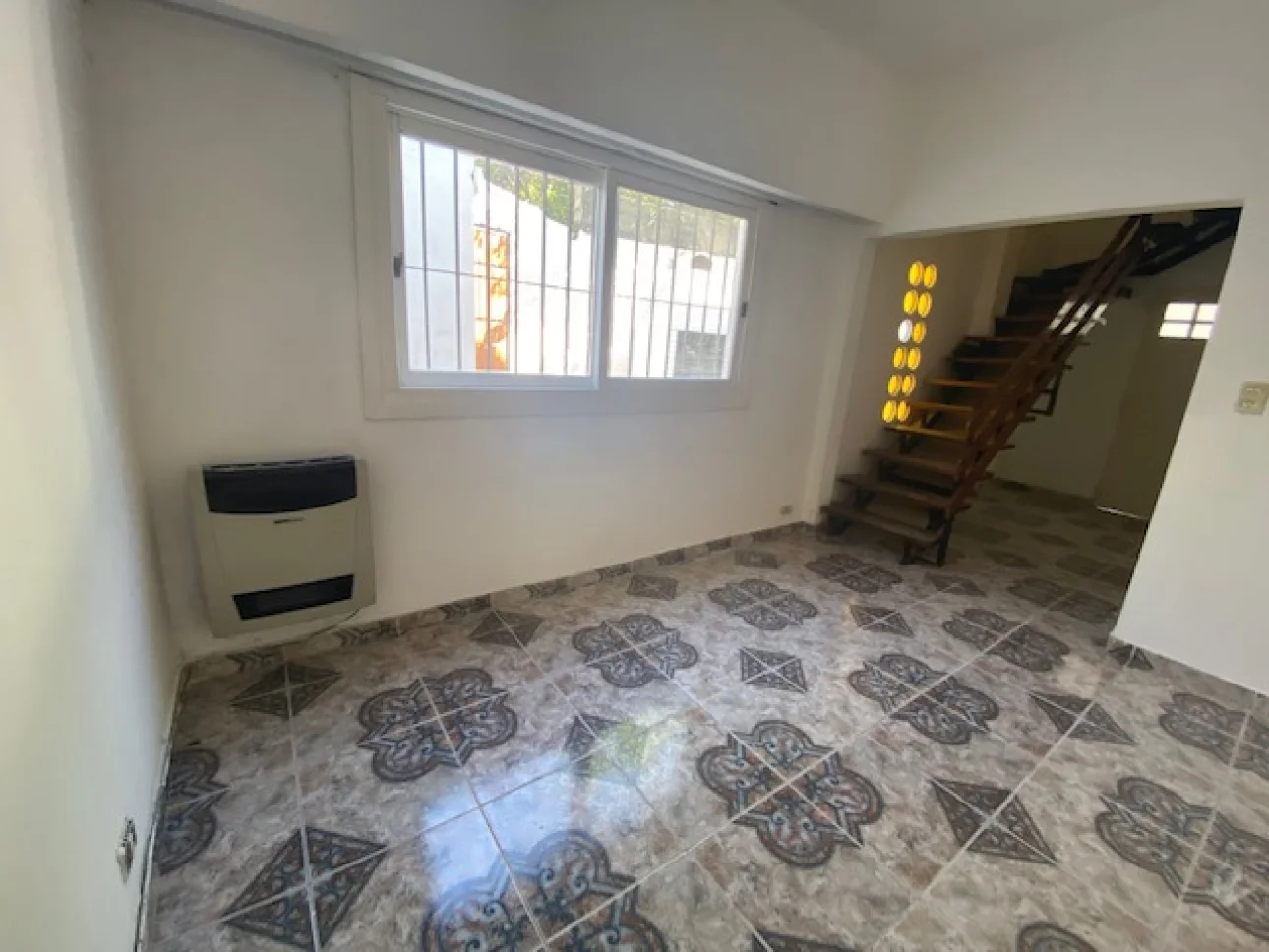 CASA 4 AMBIENTES EN 2 PLANTAS CON COCHERA EN VILLA BALLESTER