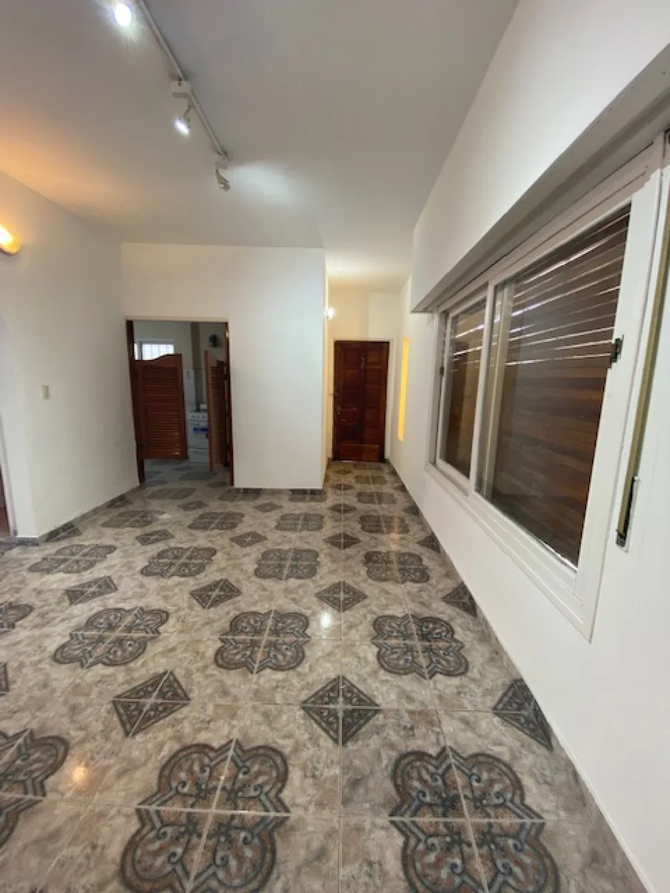 CASA 4 AMBIENTES EN 2 PLANTAS CON COCHERA EN VILLA BALLESTER
