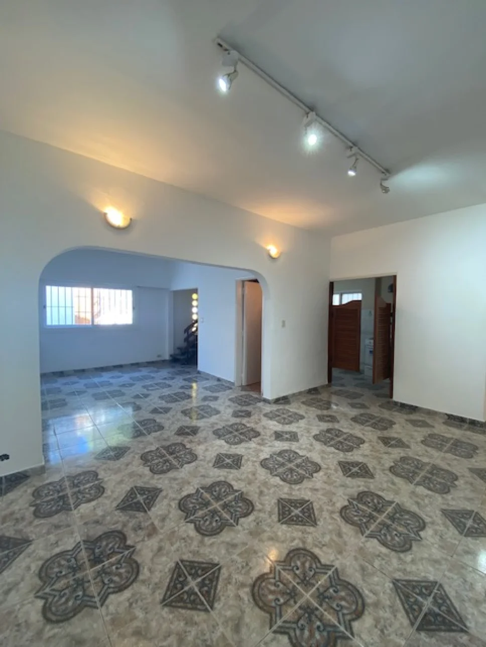 CASA 4 AMBIENTES EN 2 PLANTAS CON COCHERA EN VILLA BALLESTER
