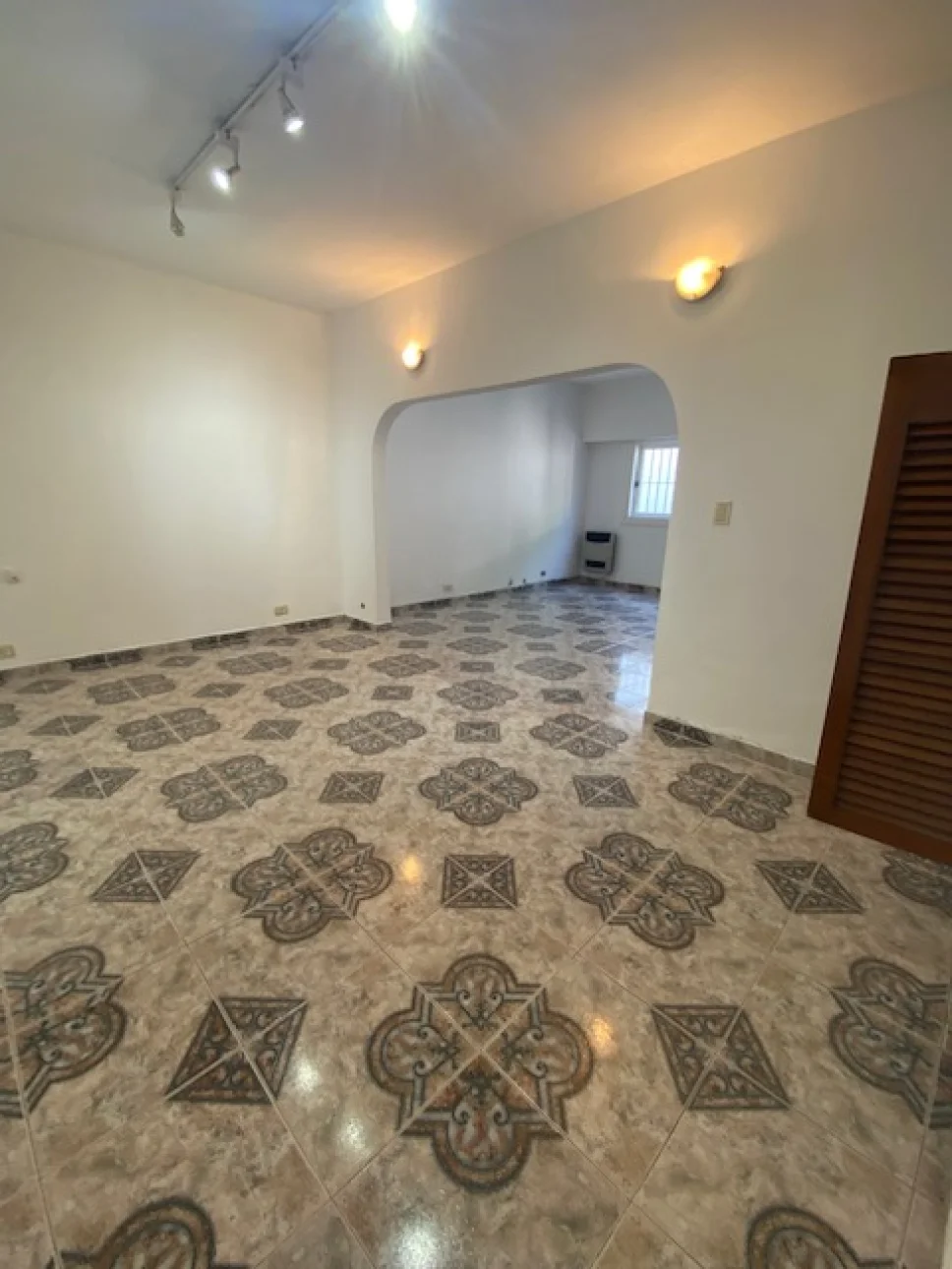 CASA 4 AMBIENTES EN 2 PLANTAS CON COCHERA EN VILLA BALLESTER