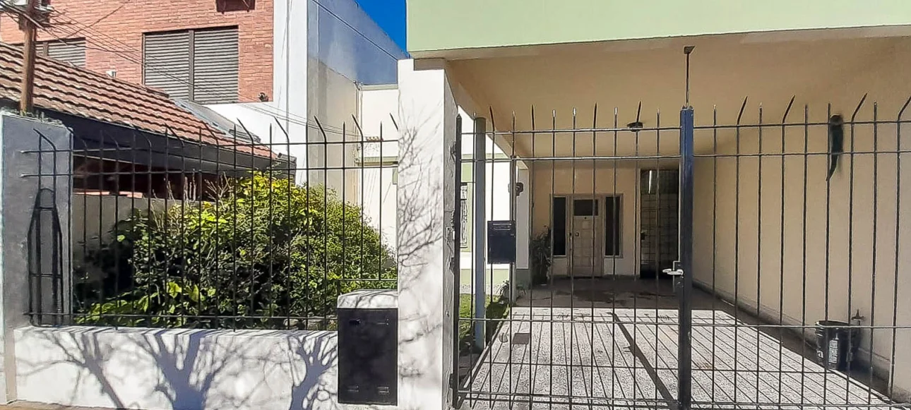 ALQUILER CASA 3 AMB. CON PATIO Y COCHERA- V.BALLESTER