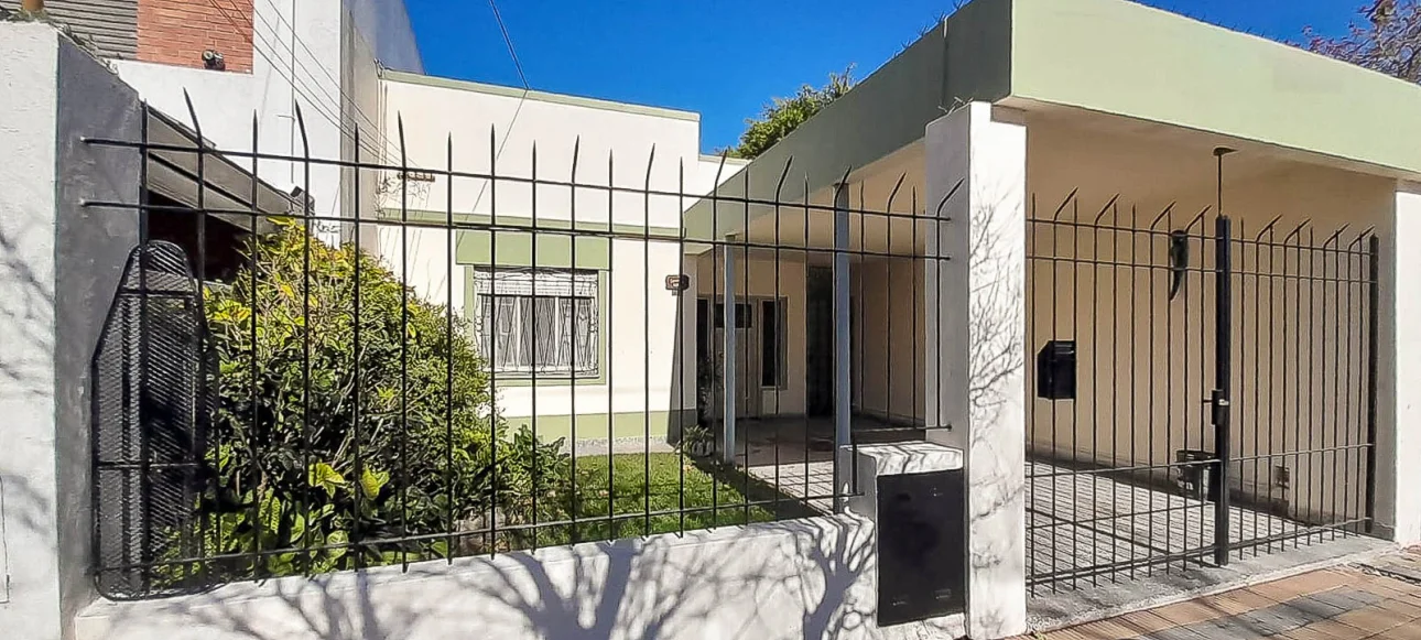 ALQUILER CASA 3 AMB. CON PATIO Y COCHERA- V.BALLESTER
