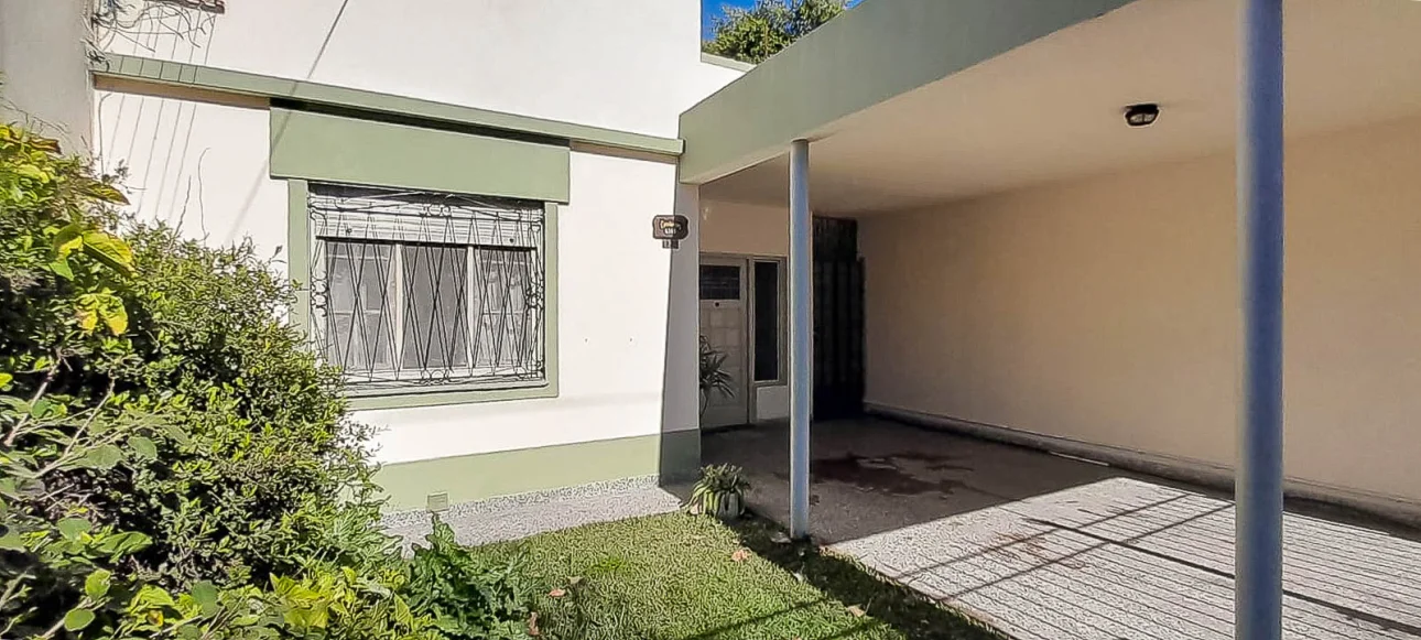 ALQUILER CASA 3 AMB. CON PATIO Y COCHERA- V.BALLESTER