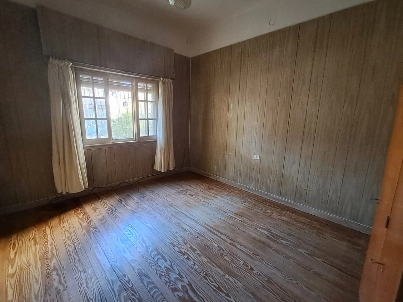 ALQUILER CASA 3 AMB. CON PATIO Y COCHERA- V.BALLESTER