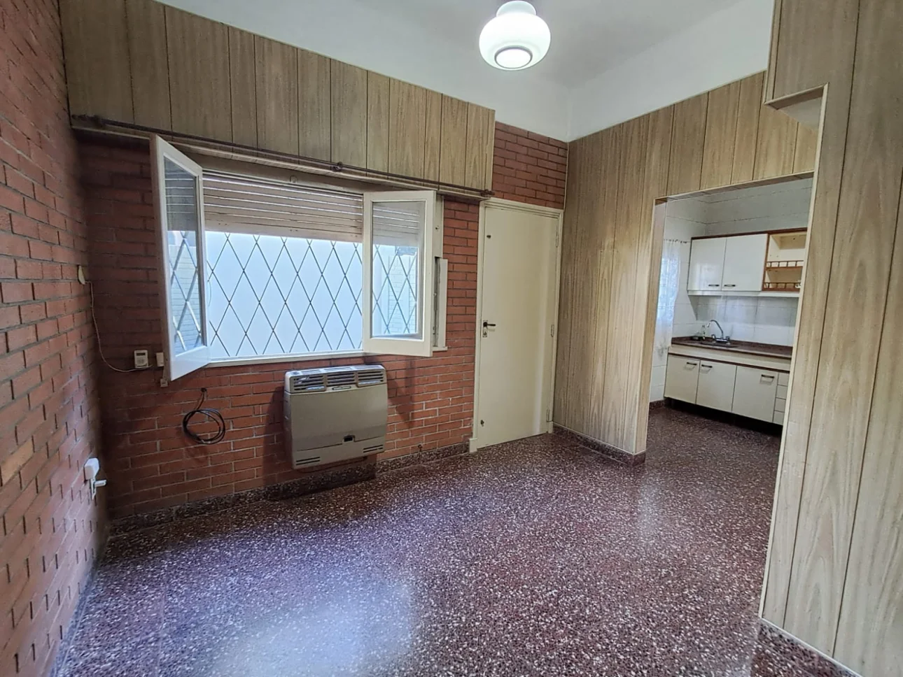 ALQUILER CASA 3 AMB. CON PATIO Y COCHERA- V.BALLESTER