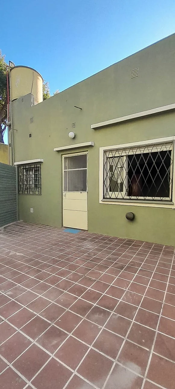 ALQUILER CASA 3 AMB. CON PATIO Y COCHERA- V.BALLESTER