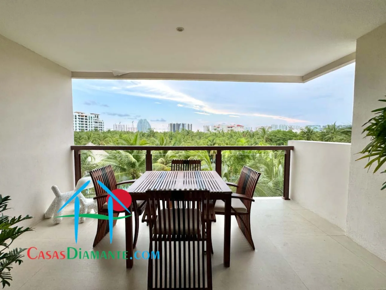 Con terraza y vista a las áreas comunes