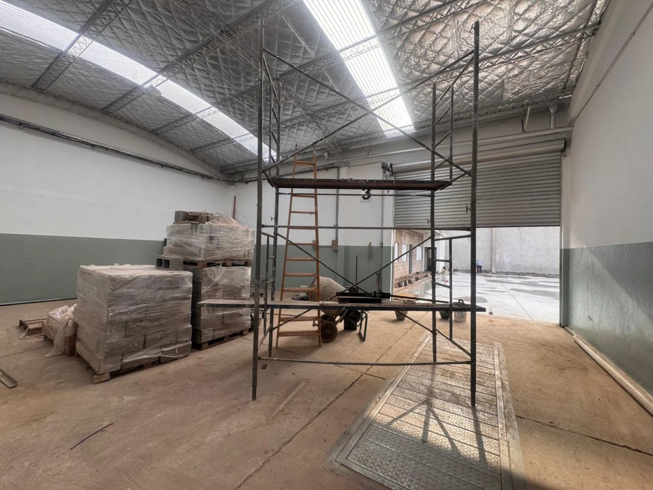 Galpon 760 m² a Estrenar + 250 m² de Oficinas a m A. Márquez