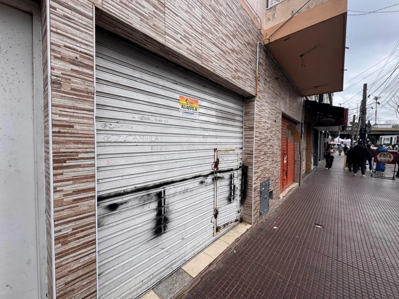Local en alquiler - a metros de la estación J L Suarez