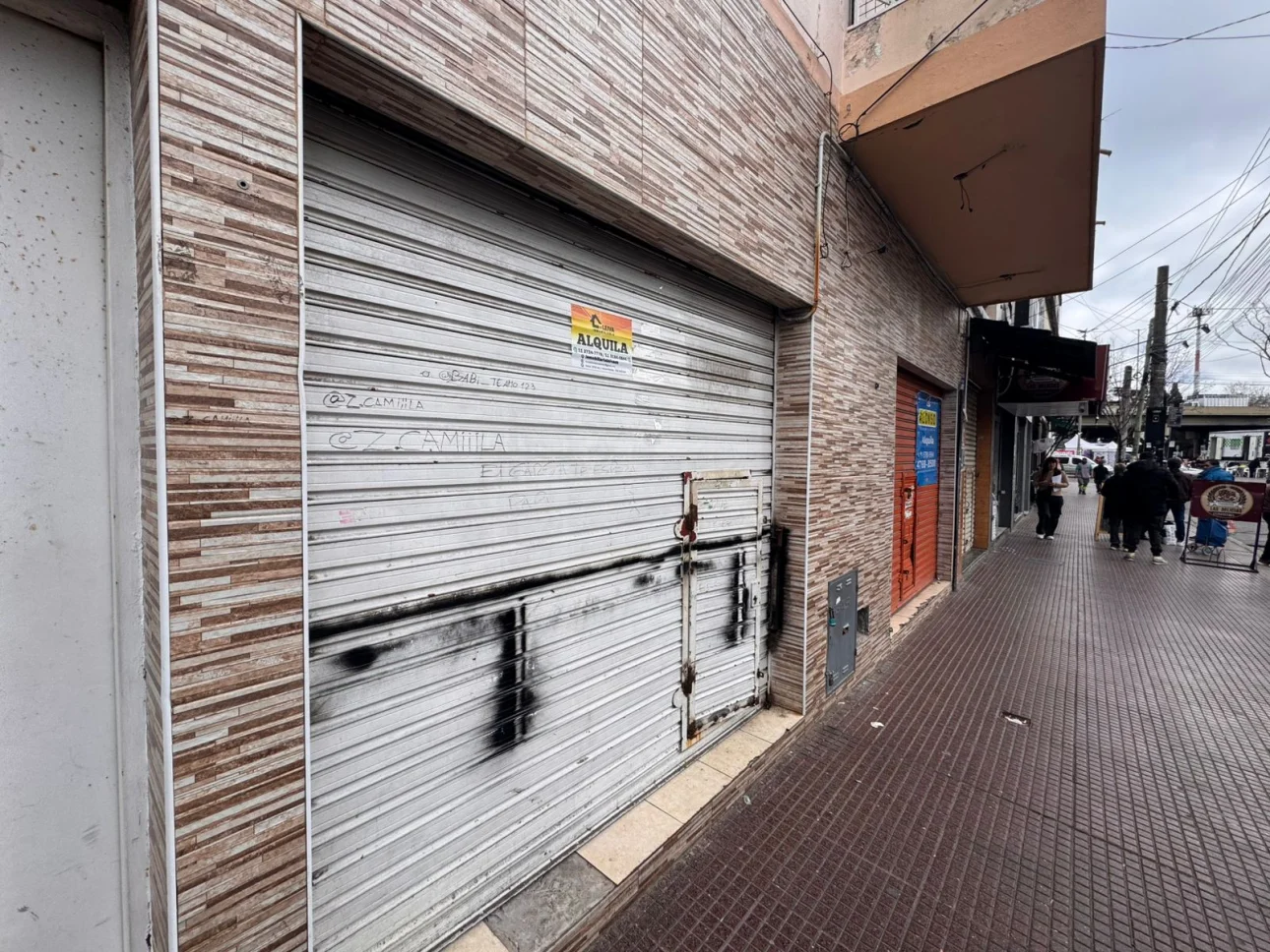 Local en alquiler - a metros de la estación J L Suarez
