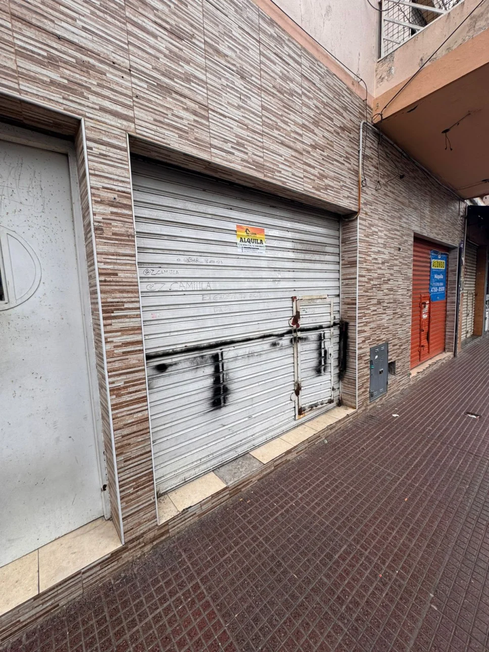 Local en alquiler - a metros de la estación J L Suarez
