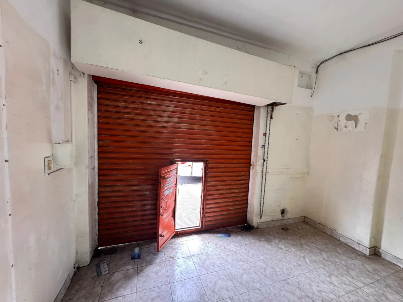 Local en alquiler - a metros de la estación J L Suarez