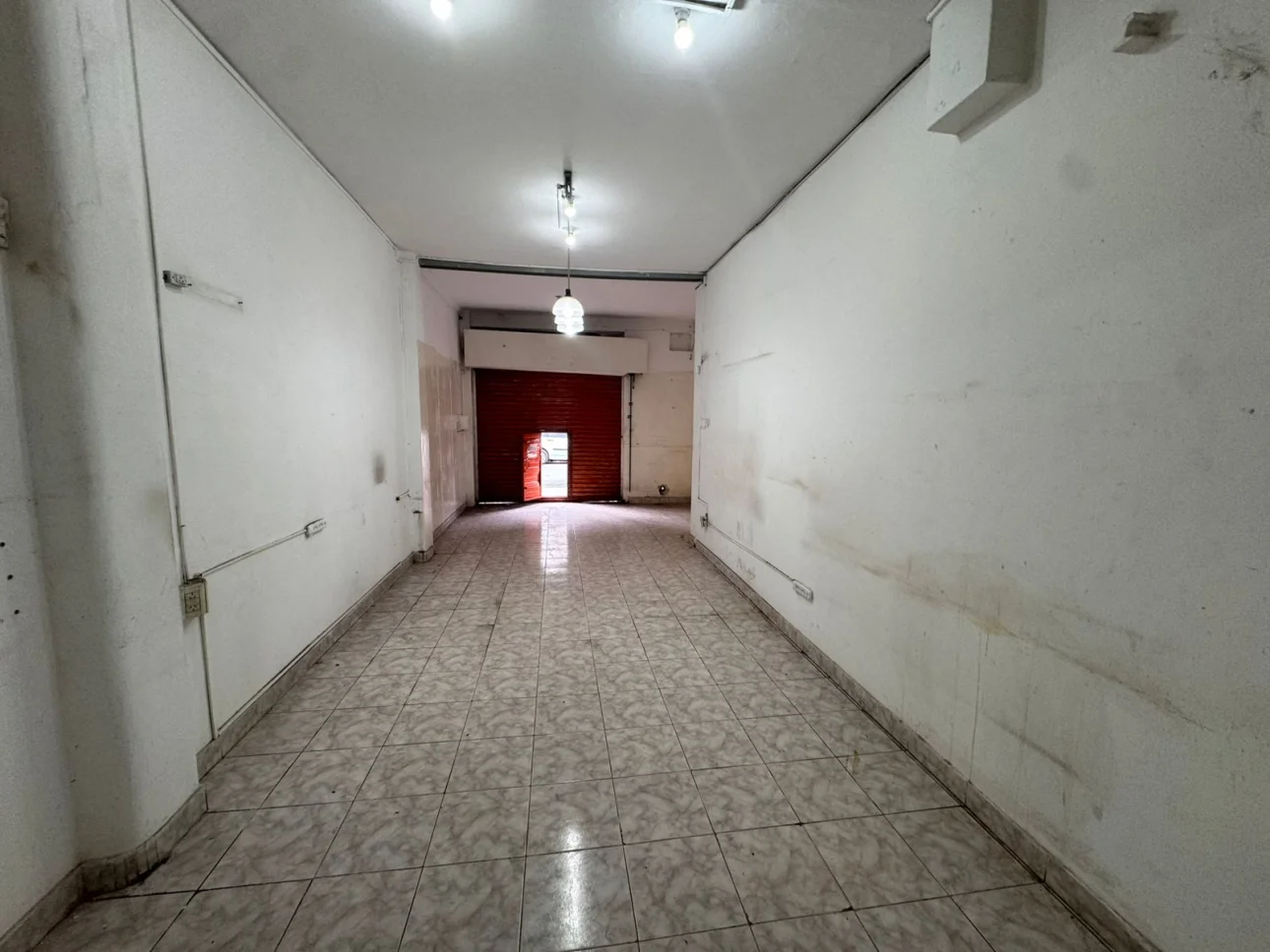 Local en alquiler - a metros de la estación J L Suarez