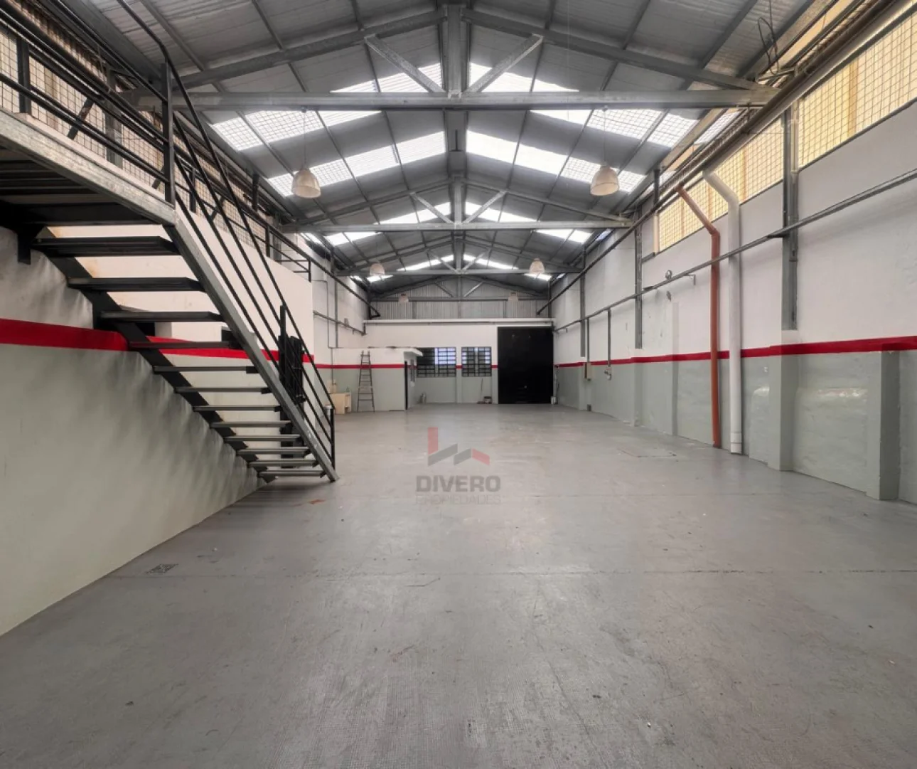 Galpón de 300 m² en Alquiler en Villa Bonich, Próximo a Ruta