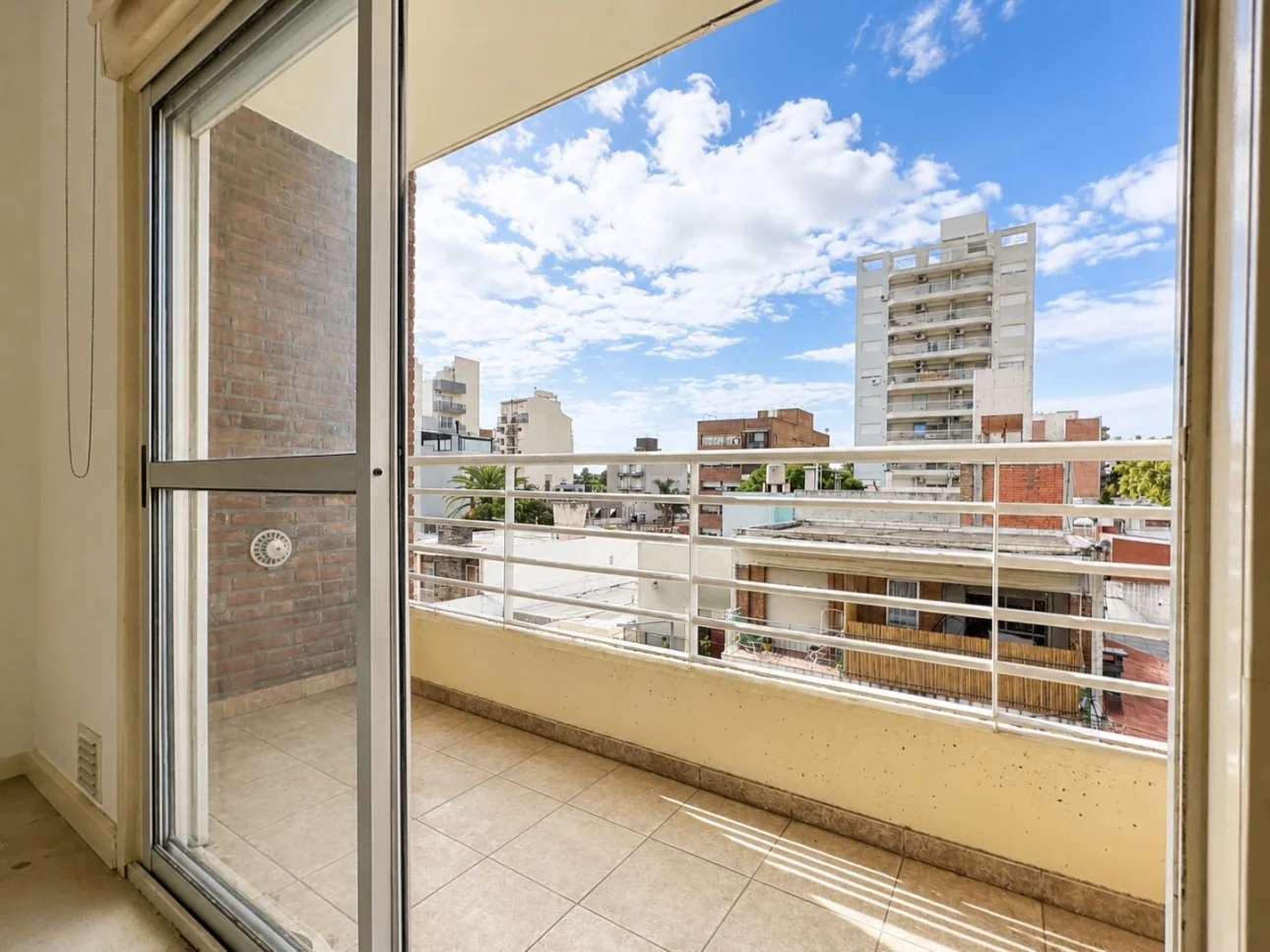 Departamento de 2 ambientes con balcon corrido