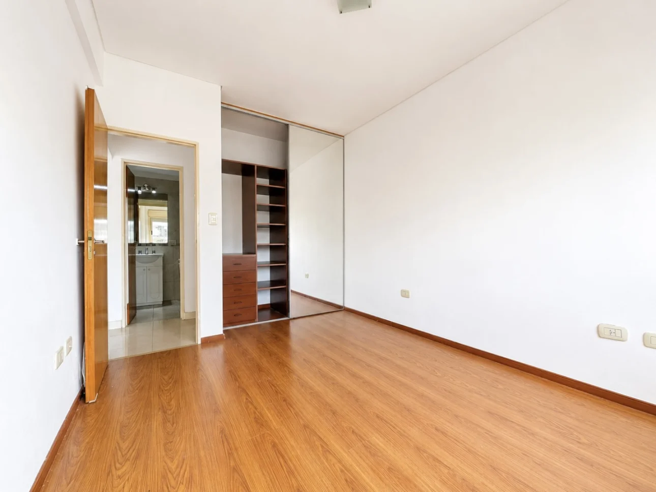 Departamento de 2 ambientes con balcon corrido