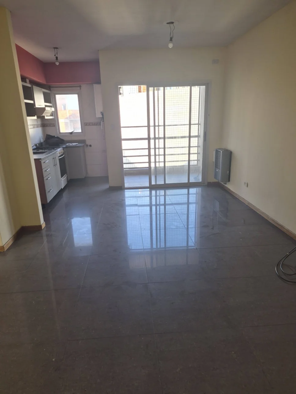 SE ALQUILA 3 AMBIENTES CON COCHERA EN VILLA CELINA