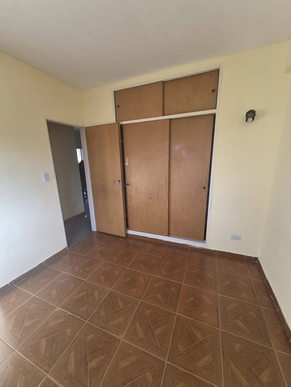 SE ALQUILA 3 AMBIENTES CON COCHERA EN VILLA CELINA