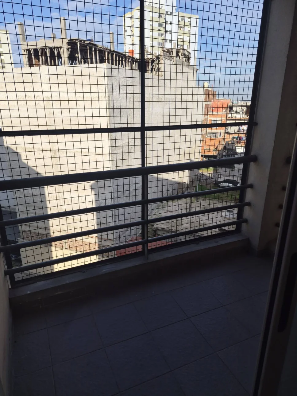 SE ALQUILA 3 AMBIENTES CON COCHERA EN VILLA CELINA