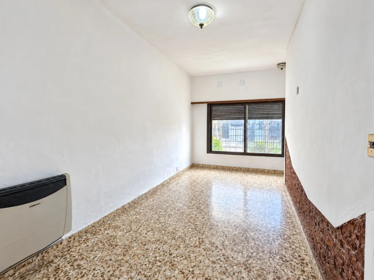 Casa de 3 ambientes con parque y 2 cocheras