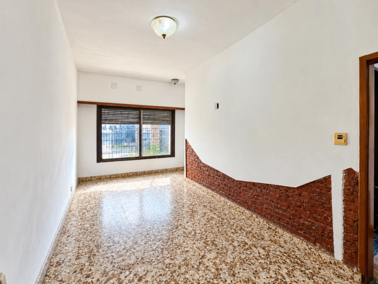 Casa de 3 ambientes con parque y 2 cocheras