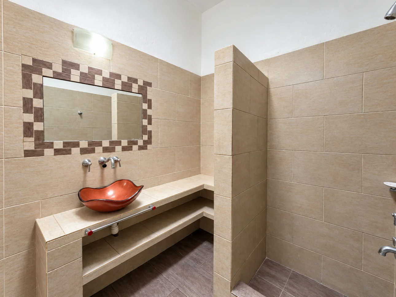 Casa de 3 ambientes con parque y 2 cocheras