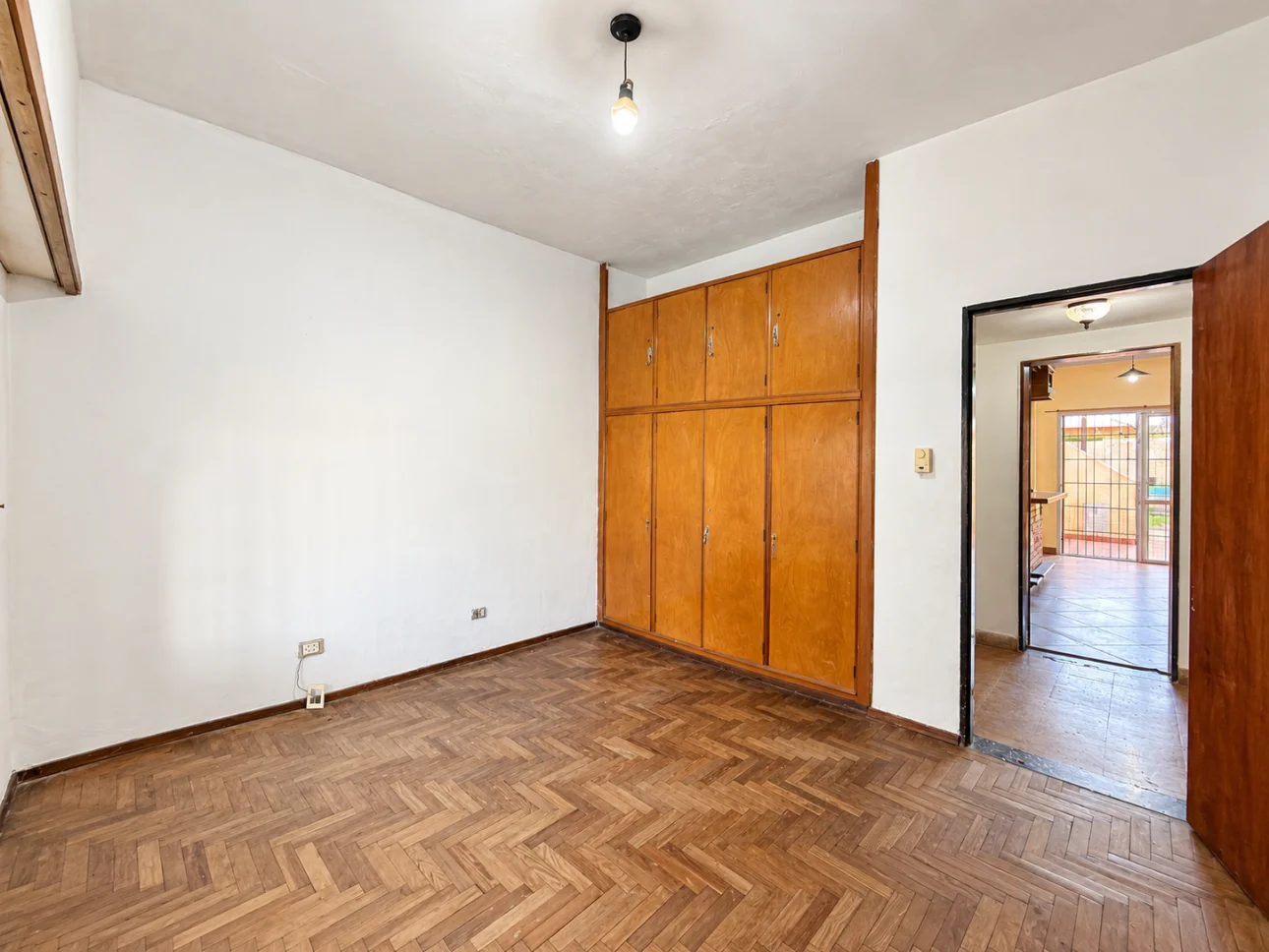 Casa de 3 ambientes con parque y 2 cocheras