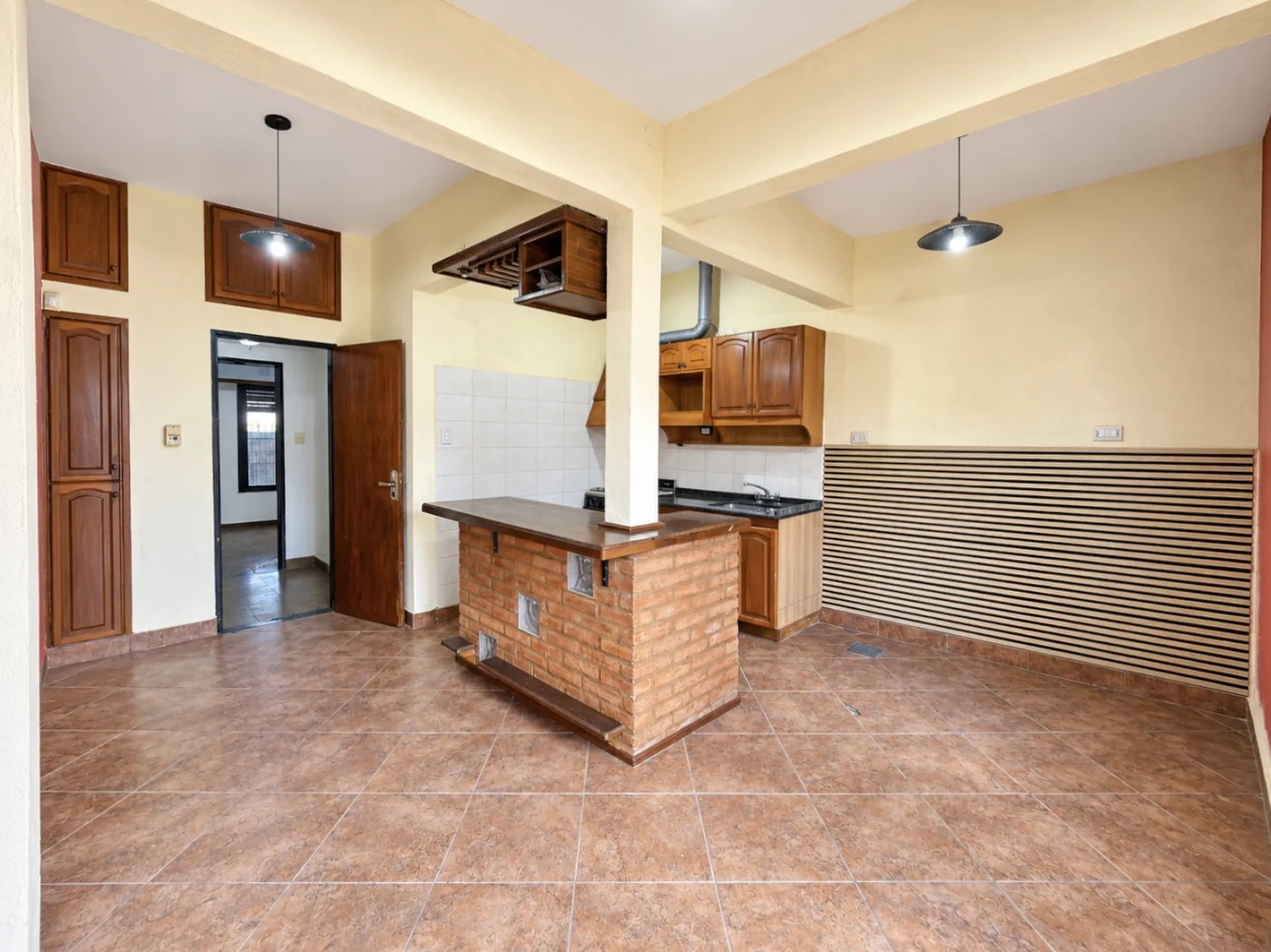Casa de 3 ambientes con parque y 2 cocheras