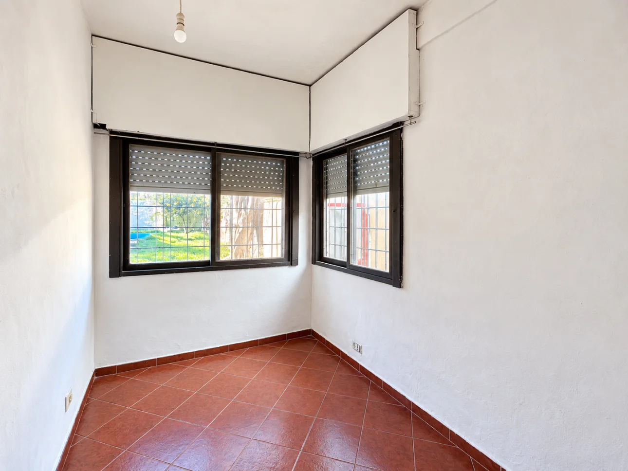 Casa de 3 ambientes con parque y 2 cocheras