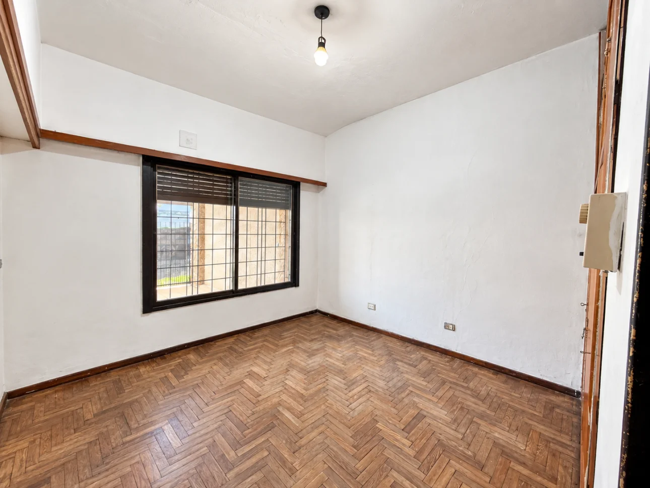 Casa de 3 ambientes con parque y 2 cocheras
