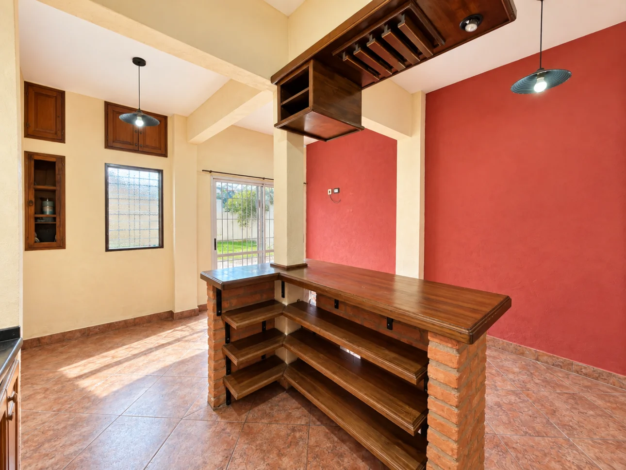 Casa de 3 ambientes con parque y 2 cocheras