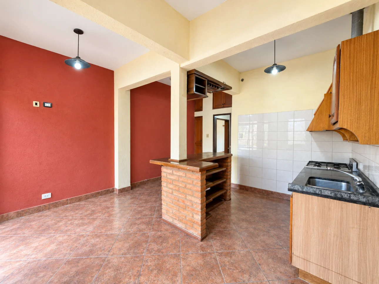 Casa de 3 ambientes con parque y 2 cocheras