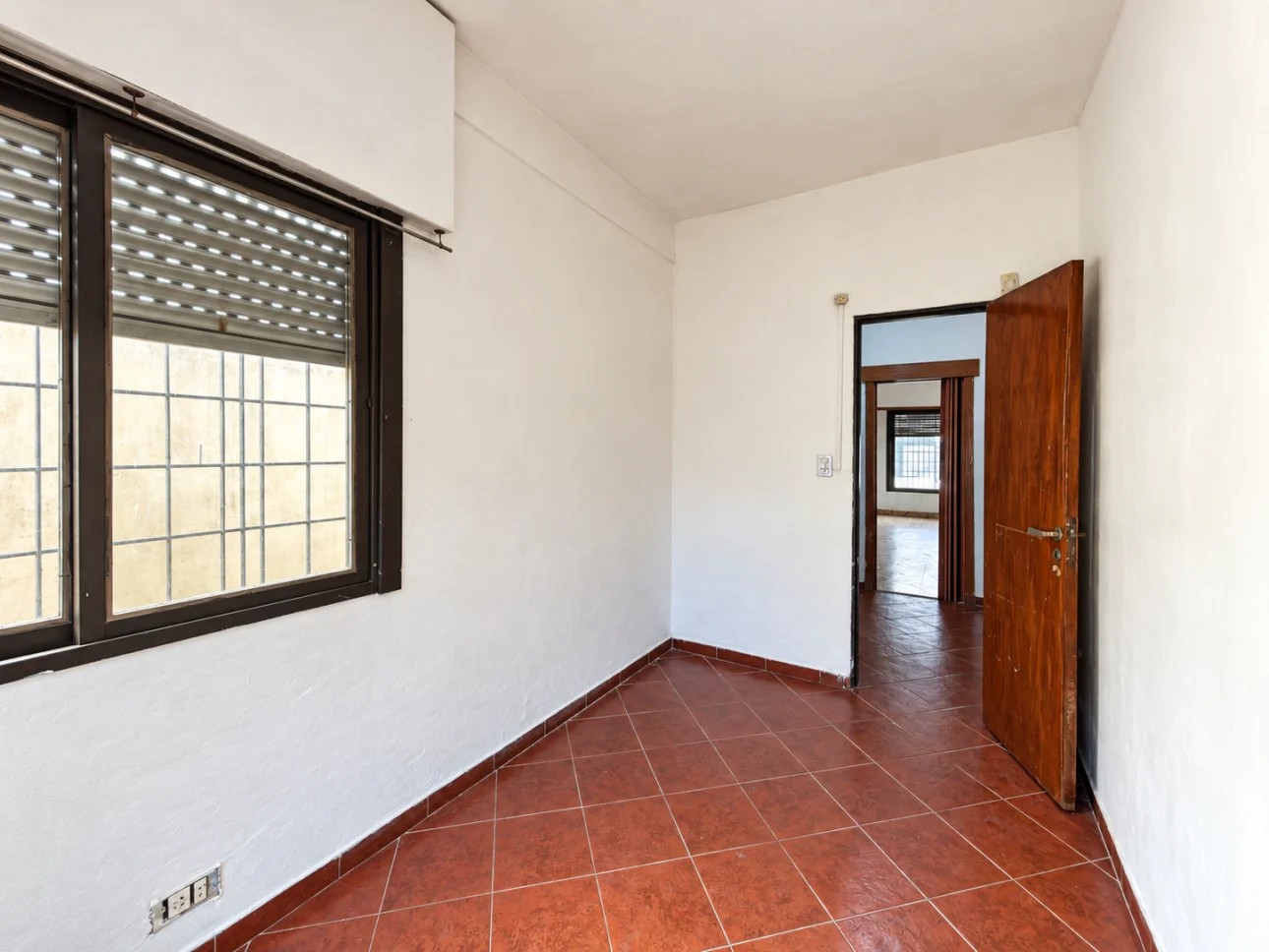 Casa de 3 ambientes con parque y 2 cocheras