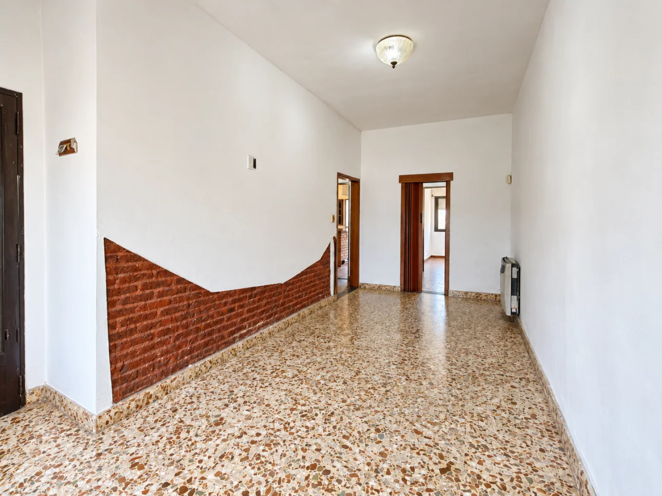 Casa de 3 ambientes con parque y 2 cocheras