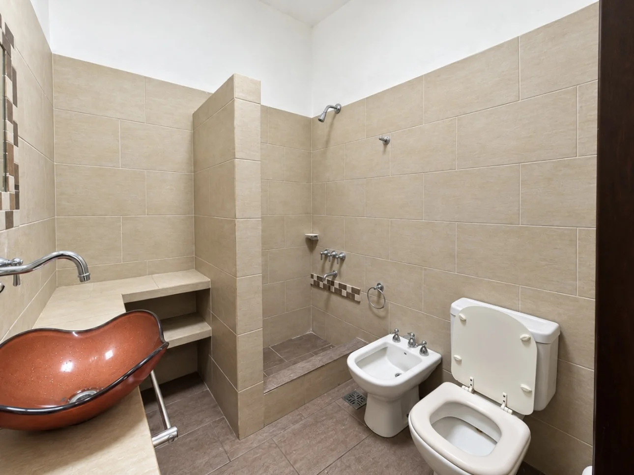 Casa de 3 ambientes con parque y 2 cocheras