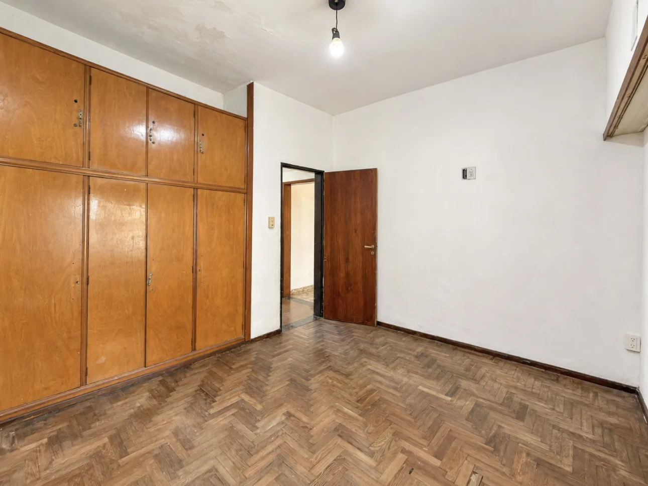 Casa de 3 ambientes con parque y 2 cocheras