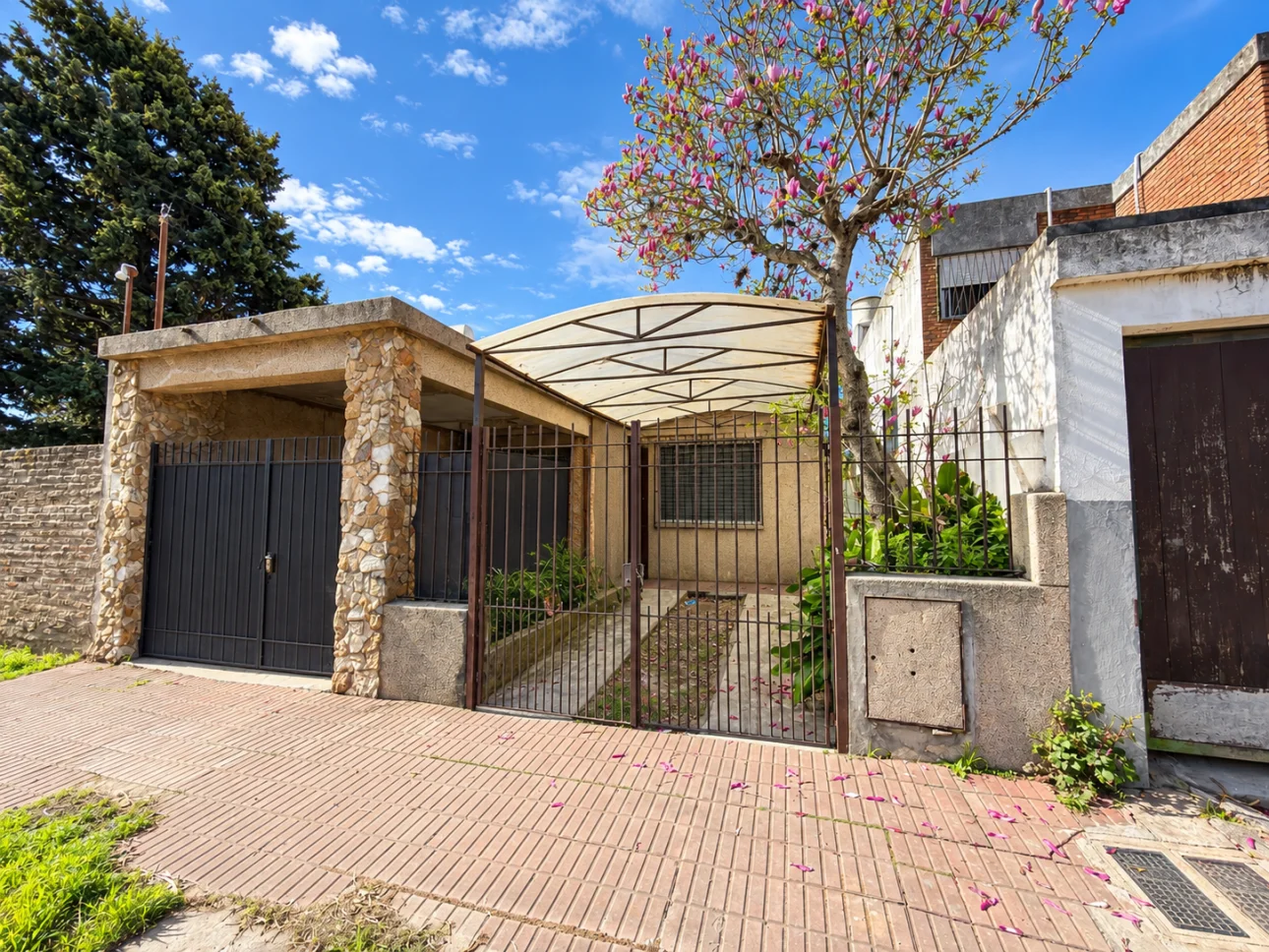 Casa de 3 ambientes con parque y 2 cocheras