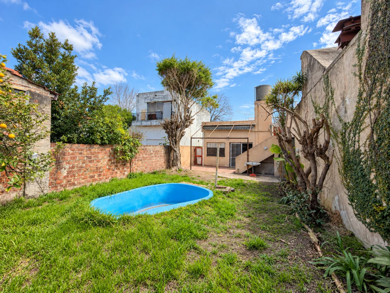 Casa de 3 ambientes con parque y 2 cocheras