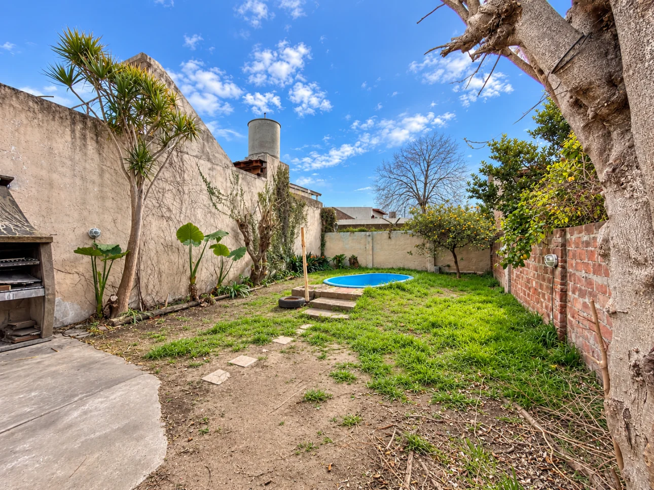 Casa de 3 ambientes con parque y 2 cocheras