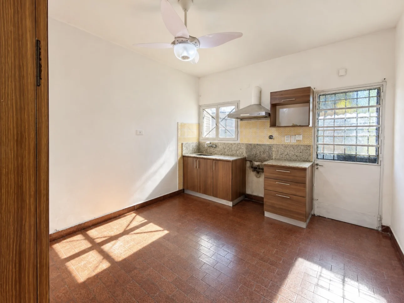Casa de 3 ambientes con parque y 2 cocheras