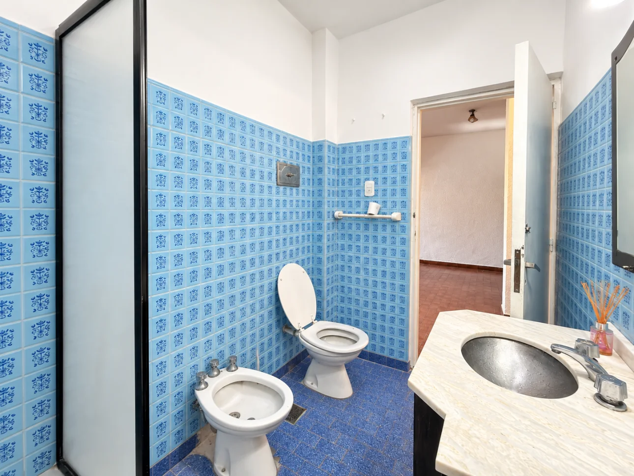 Casa de 3 ambientes con parque y 2 cocheras