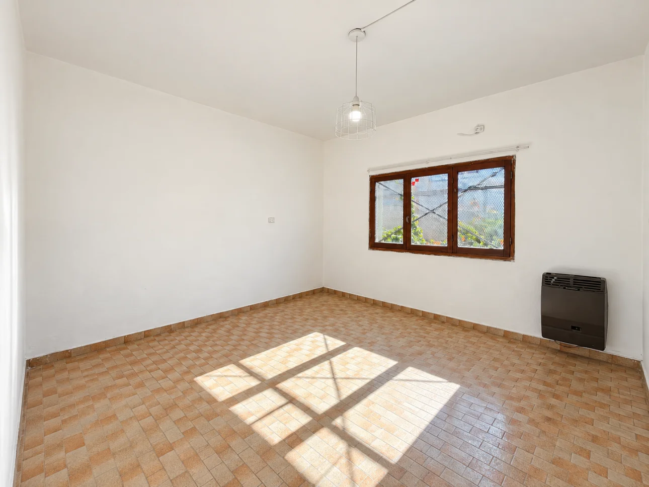 Casa de 3 ambientes con parque y 2 cocheras