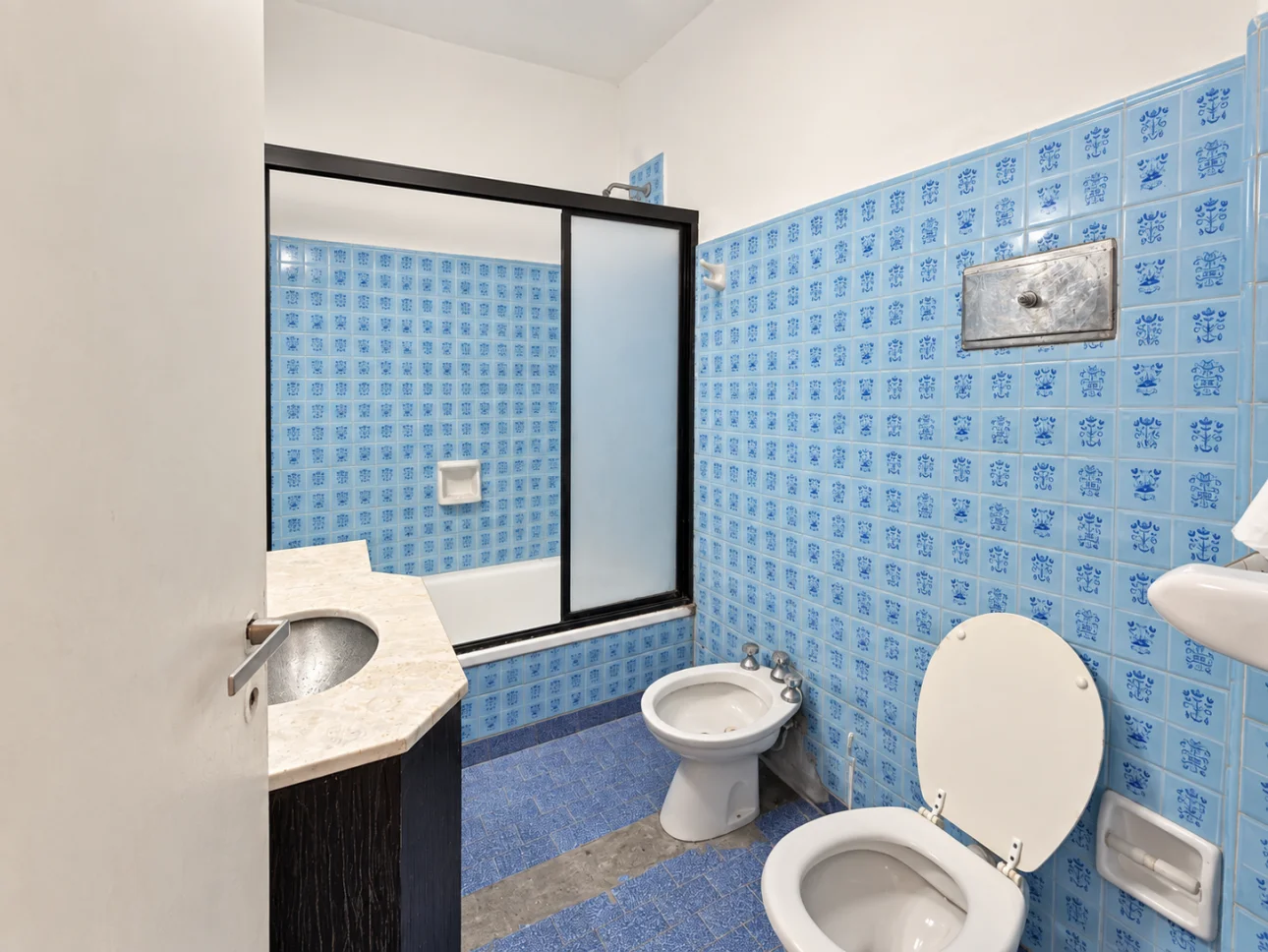 Casa de 3 ambientes con parque y 2 cocheras