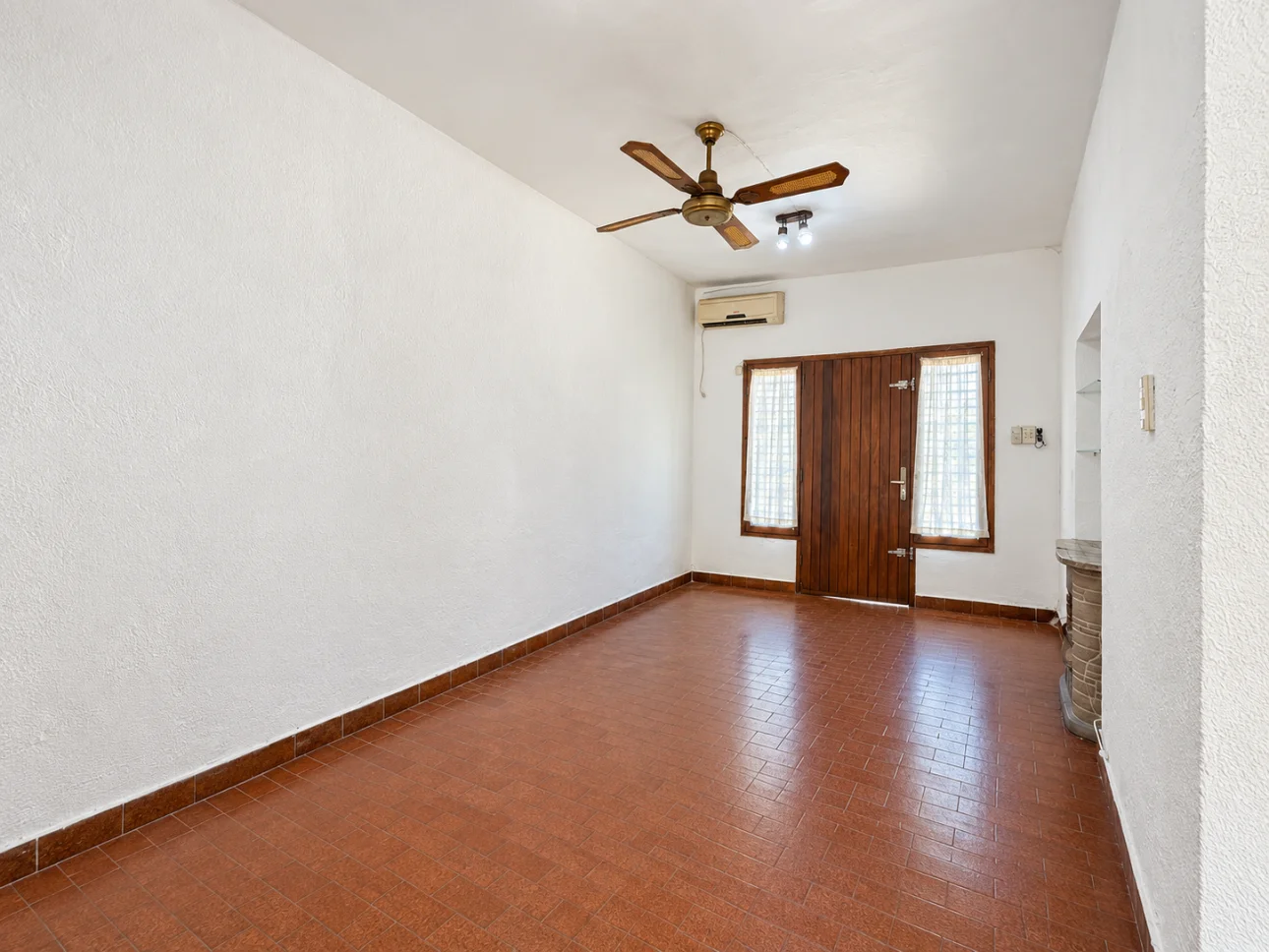 Casa de 3 ambientes con parque y 2 cocheras