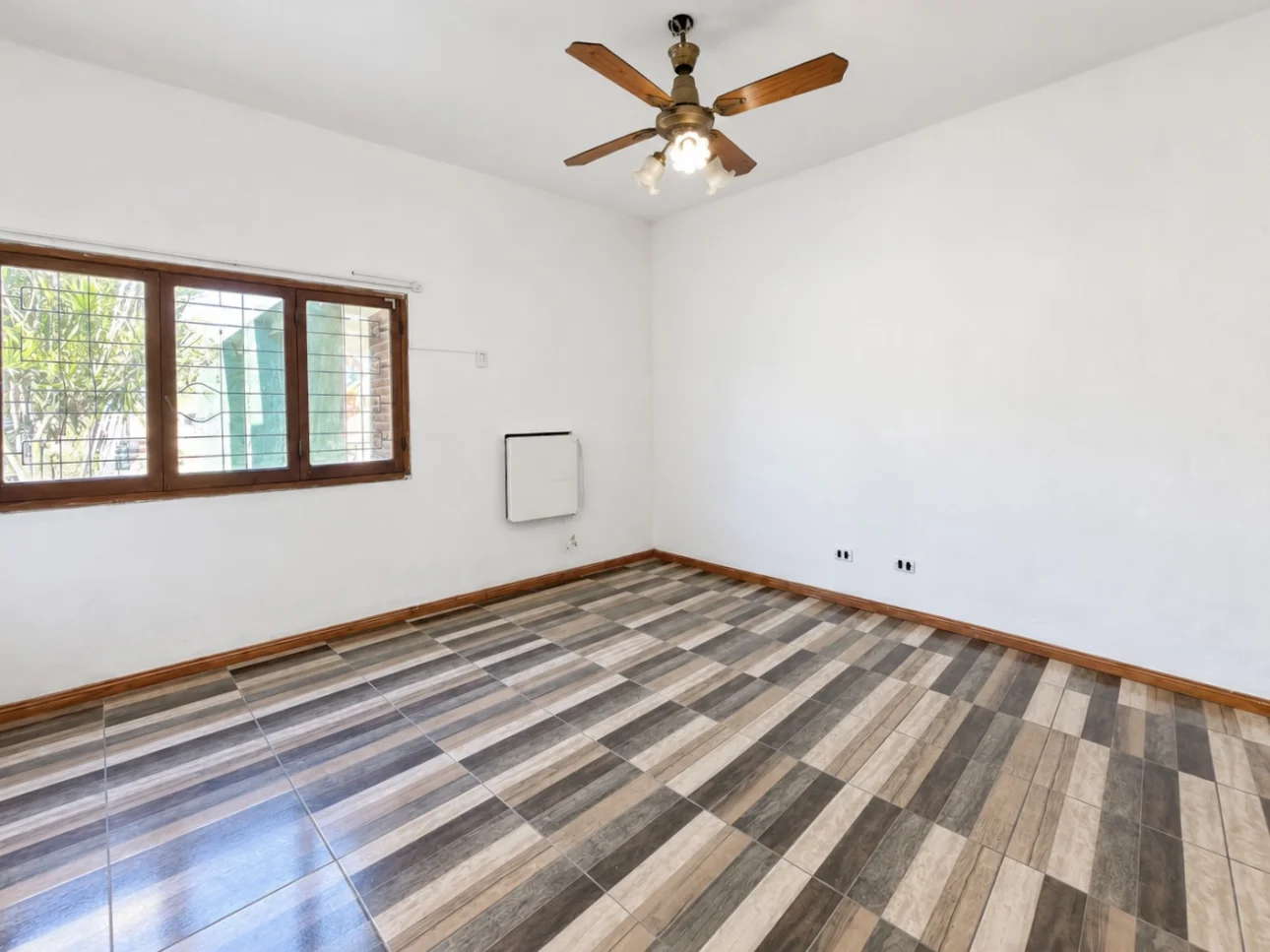 Casa de 3 ambientes con parque y 2 cocheras