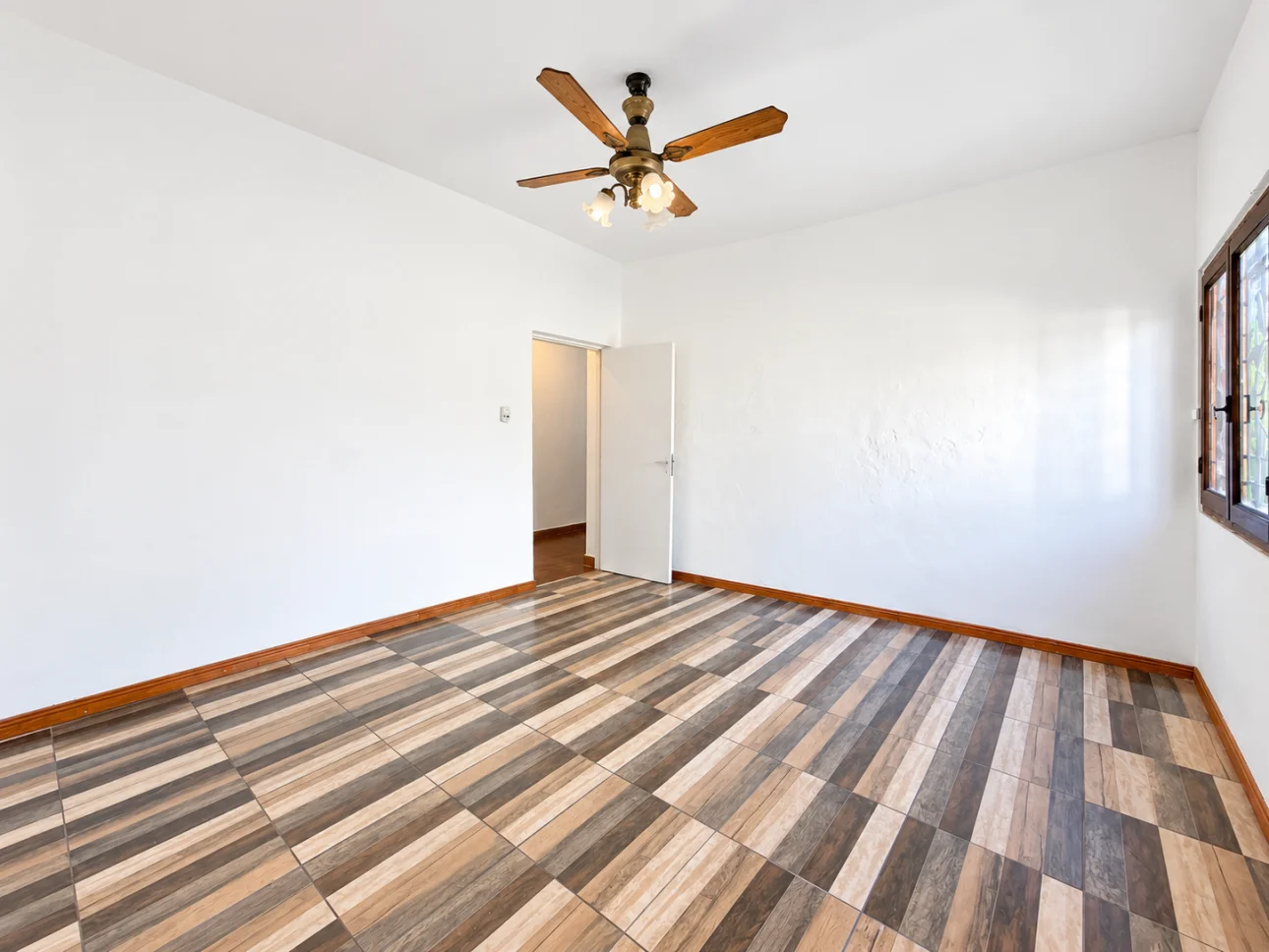 Casa de 3 ambientes con parque y 2 cocheras